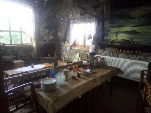 Agios AchilliosAgios Achillios的厨房配有带盘子的桌子