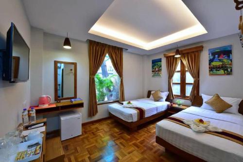 蒲甘北方微风酒店的酒店客房设有两张床和电视。