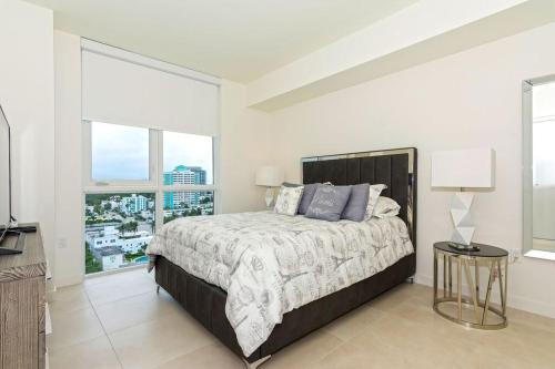 劳德代尔堡Departamento en Tiffany House Fort Lauderdale beach Miami的一间卧室设有一张床和一个大窗户