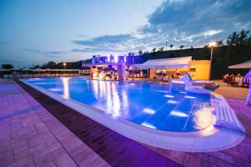 阿尔巴尤利亚阿斯托利亚酒店的度假村的一个大型游泳池