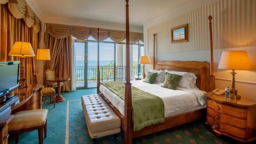科布列季科布莱蒂格鲁吉亚宫殿度假酒店及Spa的酒店客房设有一张床和一个阳台。