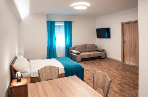 克沃兹科Apartament w Bizancjum 9 PARKING FREE 24H的配有床、桌子和沙发的房间