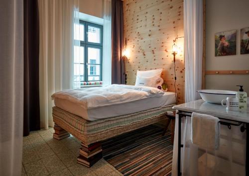 慕尼黑25小时巴伐利亚皇家酒店的一间卧室设有一张床和一个窗口