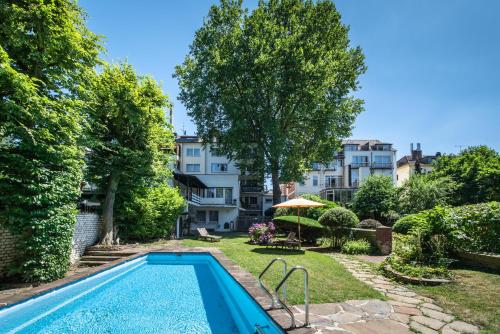 鲁尔河畔米尔海姆弗里克酒店的一座房子的院子内的游泳池