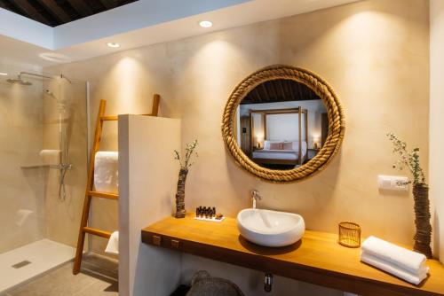 特吉塞Hotel Boutique Palacio Ico - Adults Recommended的一间带水槽和镜子的浴室