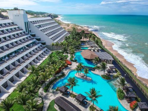 纳塔尔Wish Natal的享有酒店和海滩的空中景致