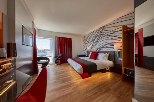 邓迪Sleeperz Hotel Dundee的酒店客房设有一张床和一个大窗户