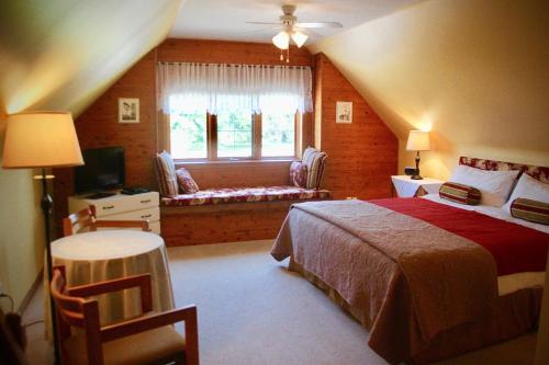 斯特拉福德乡村风情住宿加早餐旅馆的一间卧室设有一张床和一个窗口