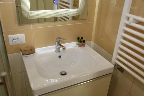 克鲁亚Mervin Hotel的浴室设有白色水槽和镜子