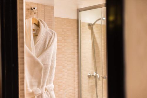 马拉喀什阿尔马斯酒店的浴室里淋浴前的长袍