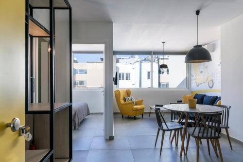 雅典雅典现代住宿加早餐旅馆的一间带桌椅的房间和一间卧室