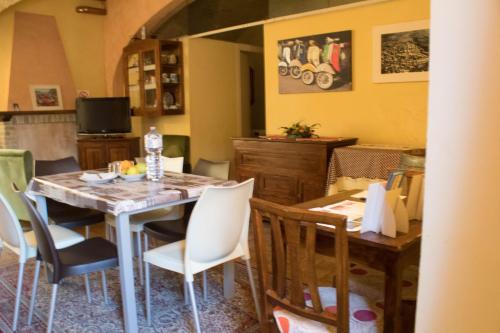 CupramontanaLo Sfizio B&B的一间带桌椅的用餐室