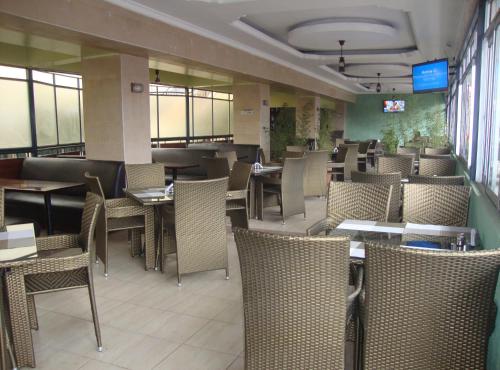 内罗毕白灰酒店的餐厅内带桌椅的用餐室