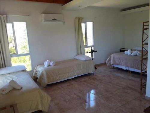 费德拉西翁里约温泉酒店的一间带两张床的卧室,位于带窗户的房间内