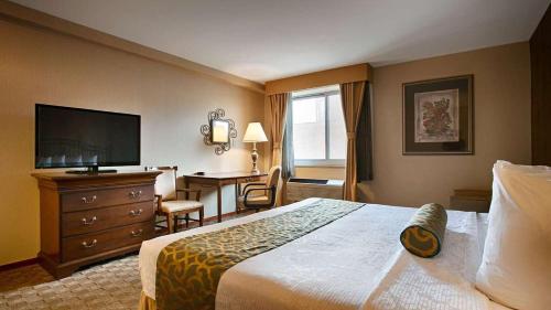 皇后区皇后阁贝斯特韦斯特酒店的配有一张床和一张书桌的酒店客房
