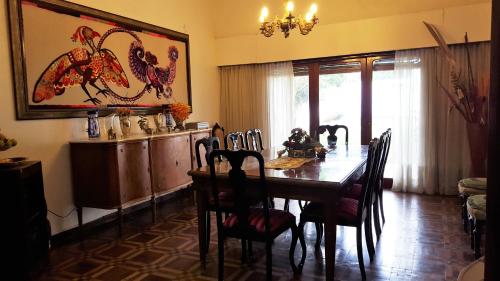 卡塔马卡La Maison的一间带木桌和椅子的用餐室