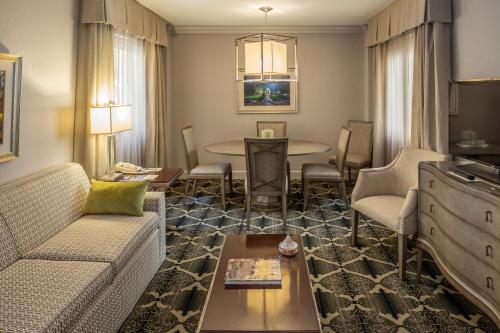 安娜堡钟楼酒店的客厅配有沙发和桌子