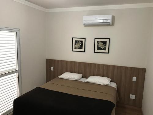 里梅拉Hotel Villaggio Nobre的卧室配有一张床和空调