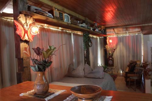 圣若阿金Loft São Joaquim的一间卧室配有一张床和一张鲜花桌