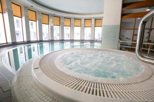 扎科帕内斯塔拉波拉纳VIP公寓的一个带热水浴缸的大型游泳池