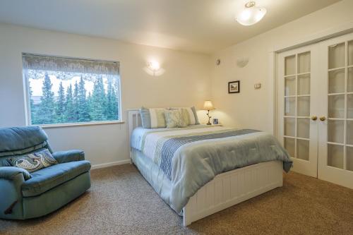 希利Denali Primrose Bed & Breakfast的卧室配有床、椅子和窗户。