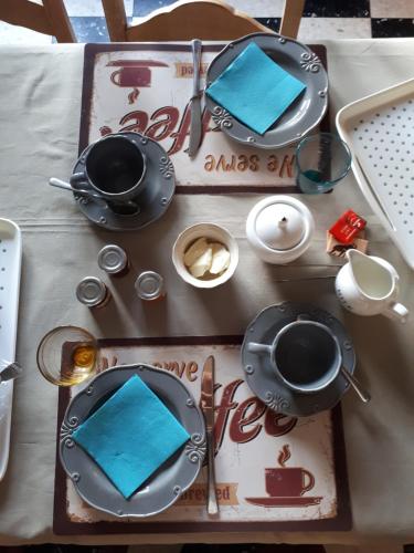 Gesves布里昂萨特乡村民宿的一张带蓝色餐巾和盘子的桌子