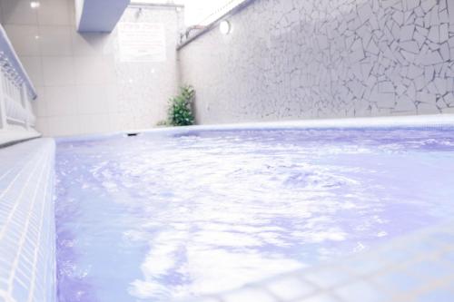 杜阿拉Tchero Appartement 1的壁边的蓝色浴缸