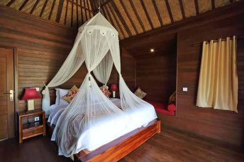 蓝梦岛梦幻海滩假日公园的一间卧室配有两张带蚊帐的床