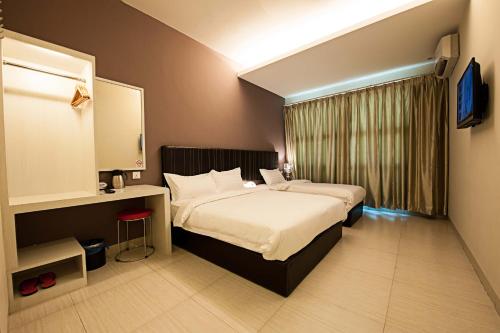 PutatanSeven Hotel的酒店客房设有床和窗户。