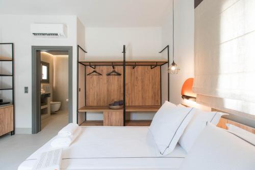 帕罗奇亚Sandom的卧室配有白色的床和木制橱柜。