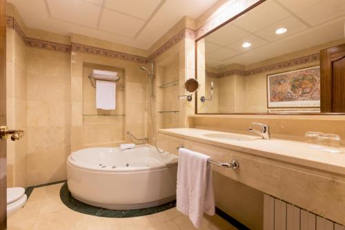 阿维拉埃克斯瑞纳伊莎贝尔酒店的一间带大浴缸和水槽的浴室