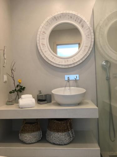 特罗亚Soltroia Beachouse的一间带水槽和镜子的浴室