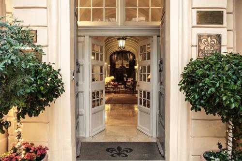 姆迪纳克拉皇宮城堡酒店的门和植物的走廊
