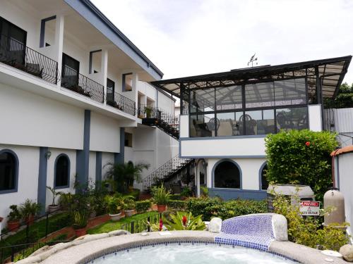 圣何塞Hotel Santo Tomas / Historical Property的建筑前的一座带游泳池的建筑