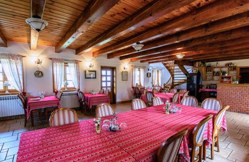 雷布尼克Hotel Srakovcic Heart of Nature的一间用餐室,配有红色的桌子和椅子