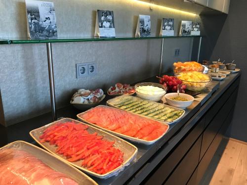 伊萨菲尔德Hotel Isafjordur - Horn的托盘中包含不同种类食物的自助餐