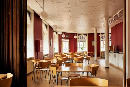 欧登塞欧登塞市丹恩旅馆的用餐室配有桌椅