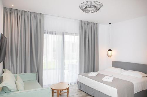 克拉默特Suites Sole的一间卧室设有一张床和一个大窗户