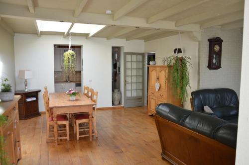 托尔豪特't bloemetje的客厅配有桌子和沙发