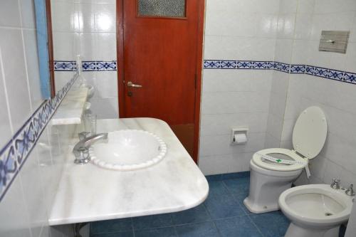 萨尔塔Hotel Regidor的一间带水槽和卫生间的浴室