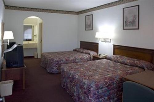 休斯顿斯特德布鲁克酒店/能源走廊廉价汽车旅馆的酒店客房设有两张床和电视。