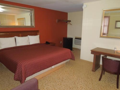 Mount Holly霍利山斯林百兰汽车旅馆的配有一张床和一张书桌的酒店客房