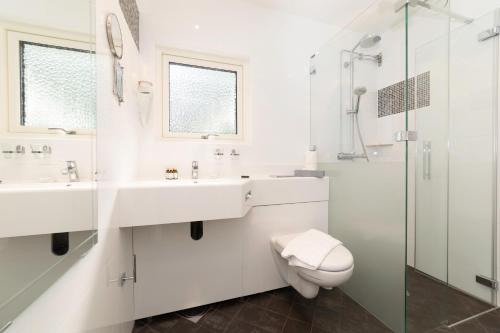 松德比尚德比霍尔莫斯斯洛特酒店的白色的浴室设有2个盥洗盆和1个卫生间。