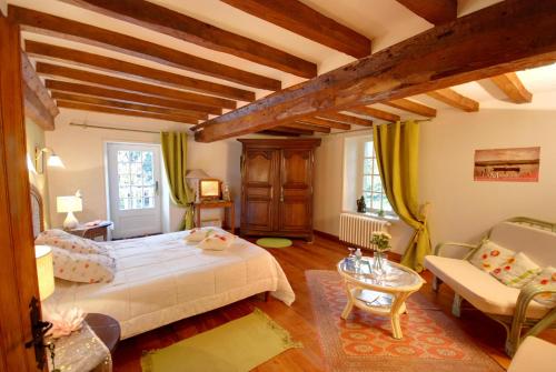格朗德康迈西La Faisanderie的卧室配有白色的床和沙发