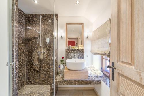海瑞星阿莫斯昆塔尔别墅罗曼蒂克酒店的带淋浴和白色盥洗盆的浴室