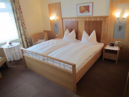 巴尔特鲁姆维特耶斯塔瑞德酒店的卧室配有带白色枕头的大床