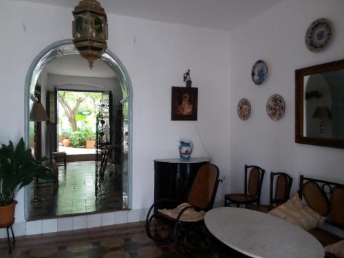 伊格拉德拉谢拉Las Jimenas的客厅配有桌椅和镜子