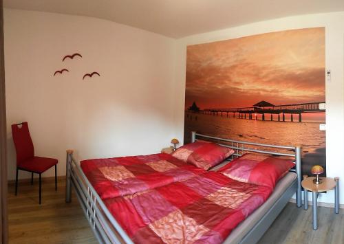 LoissinFerienhaus Chrissy的卧室配有一张墙上鸟床