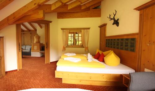 巴特欣德朗Berghotel Mühle的卧室配有一张床