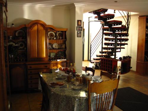 比勒陀利亚Home @ Harry's的一间带桌子和酒窖的用餐室